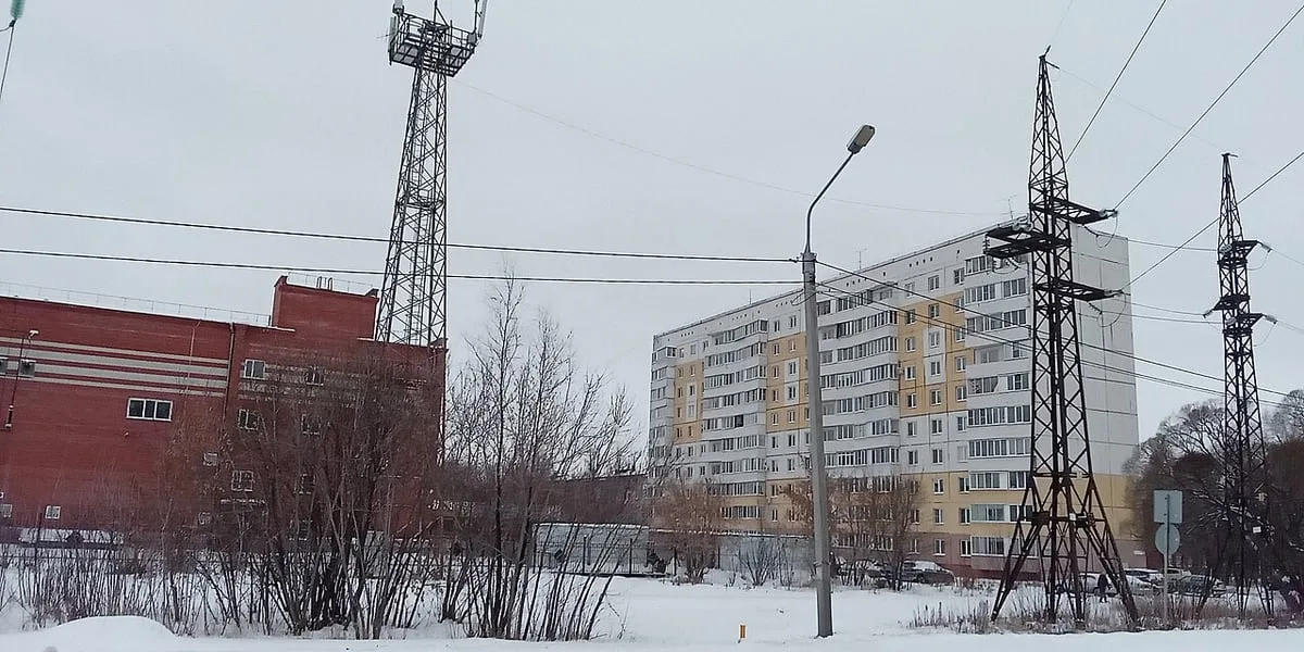 Склад Ozon загорелся в Омске после атаки беспилотников: людей эвакуировали